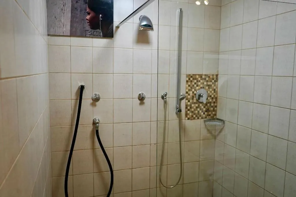 Helle Kellerwohnung Im Gruenen Mit Sauna Cologne